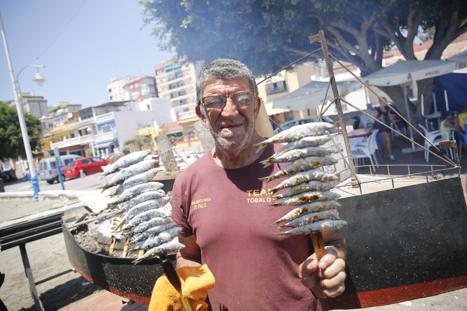 Espetos, el arte de asar pescado a la orilla del mar