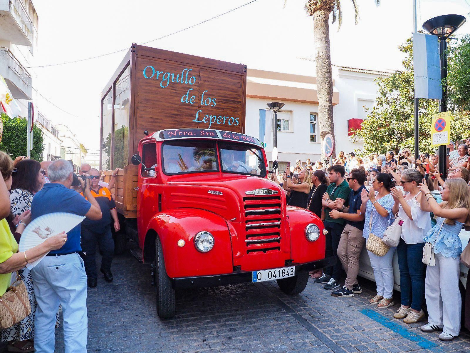 Imágenes de la multitudinaria despedida de la Virgen de la Bella en Lepe antes de la Magna, emulando la de 1954