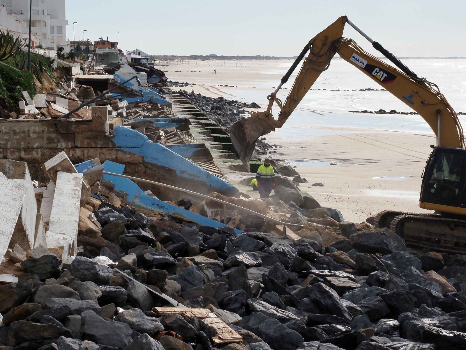 Las fotos de los destrozos del temporal en el paseo marítimo de Matalascañas