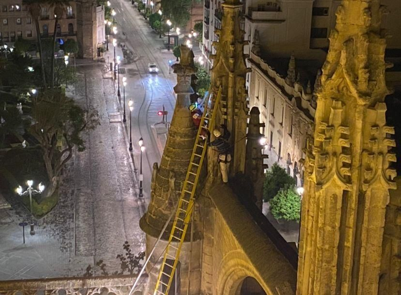 Los especialistas en trabajos verticales Miguel Ángel Gallardo Verde y José Manuel Garrido Marín comprueban uno de los pináculos de la Catedral.
