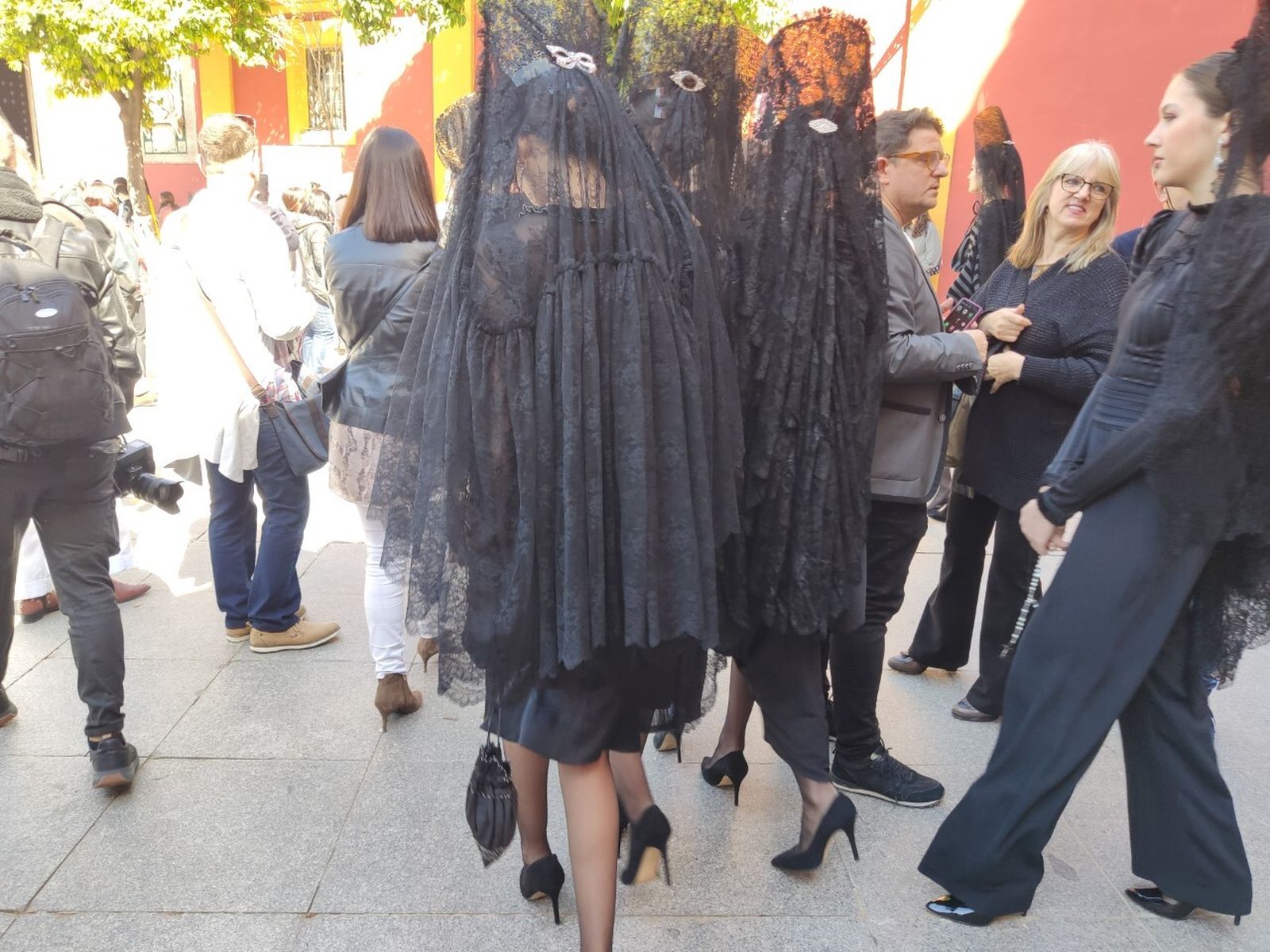 Mujeres con la clásica mantilla negra en la Plaza de San Lorenzo.
