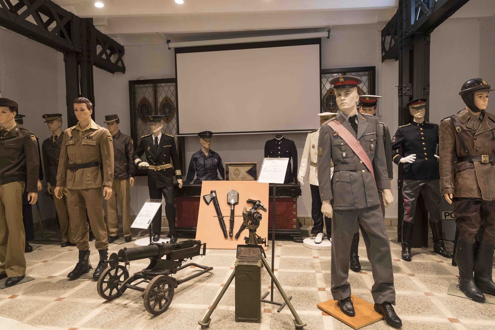 Uniformes de la Policía Nacional, expuestos hace unos años en Sevilla.