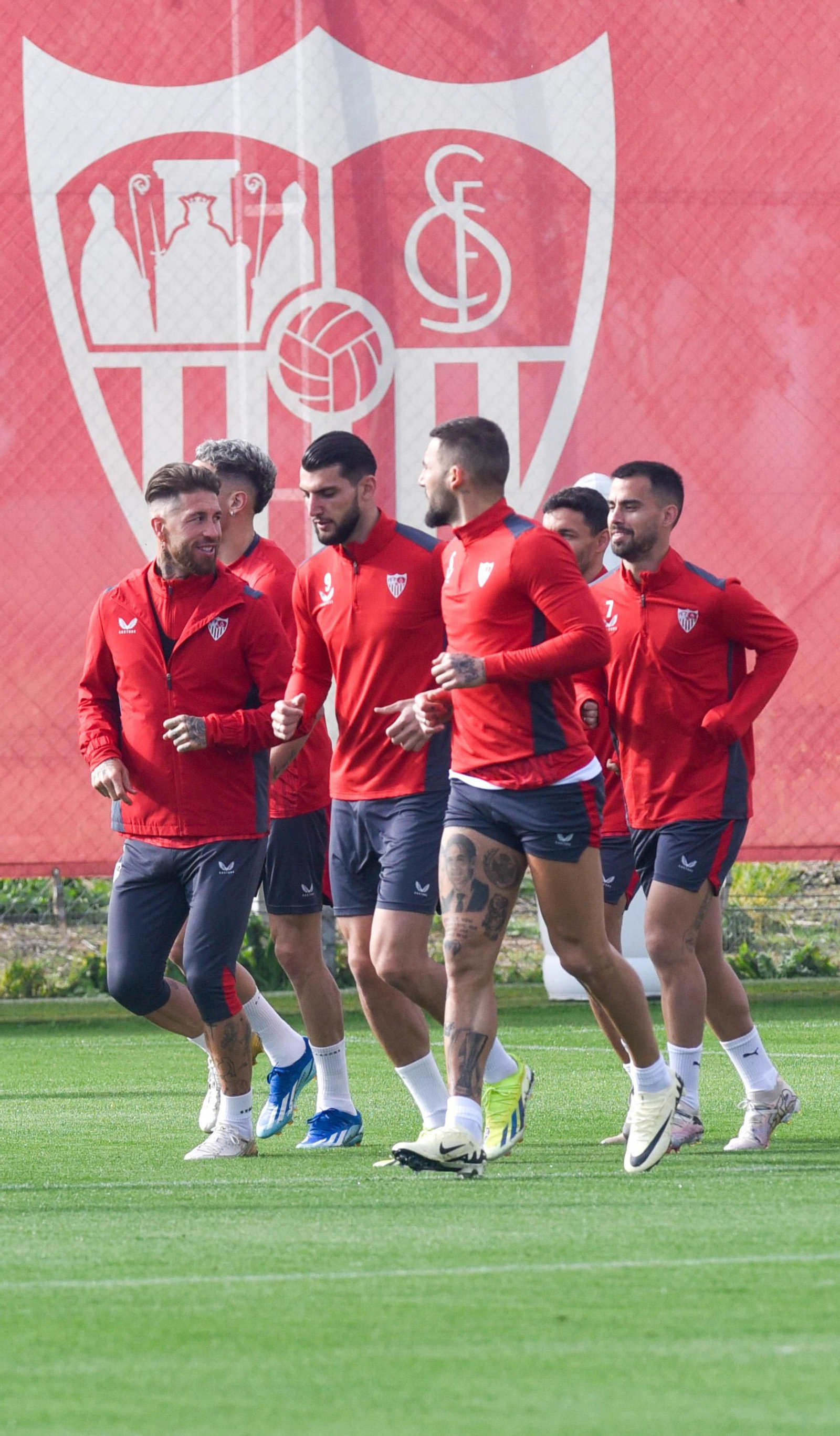 Sergio Ramos, junto a Rafa Mir y Gudelj, entre otros.