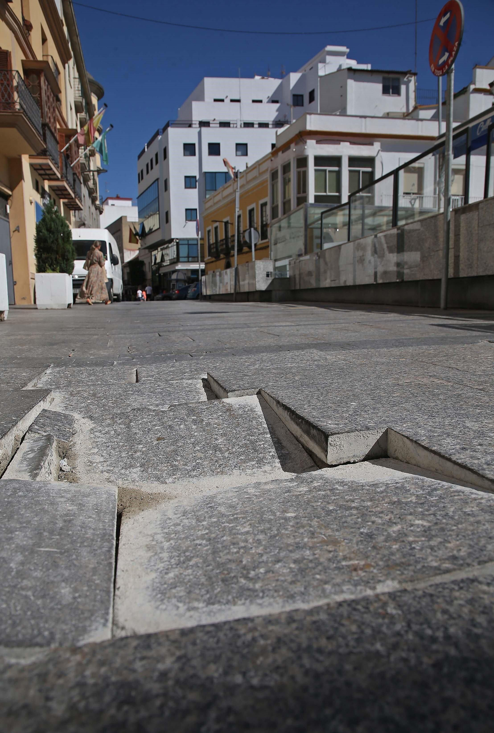 Fotos de aceras rotas en distintos puntos de Algeciras