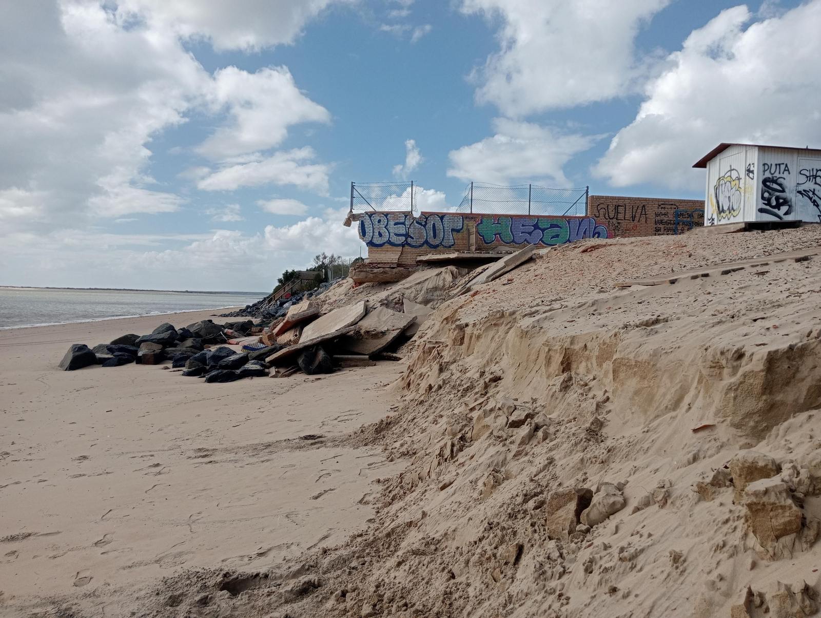 Imágenes de la playa de El Portil tras el temporal de viento y lluvia de ayer en Huelva