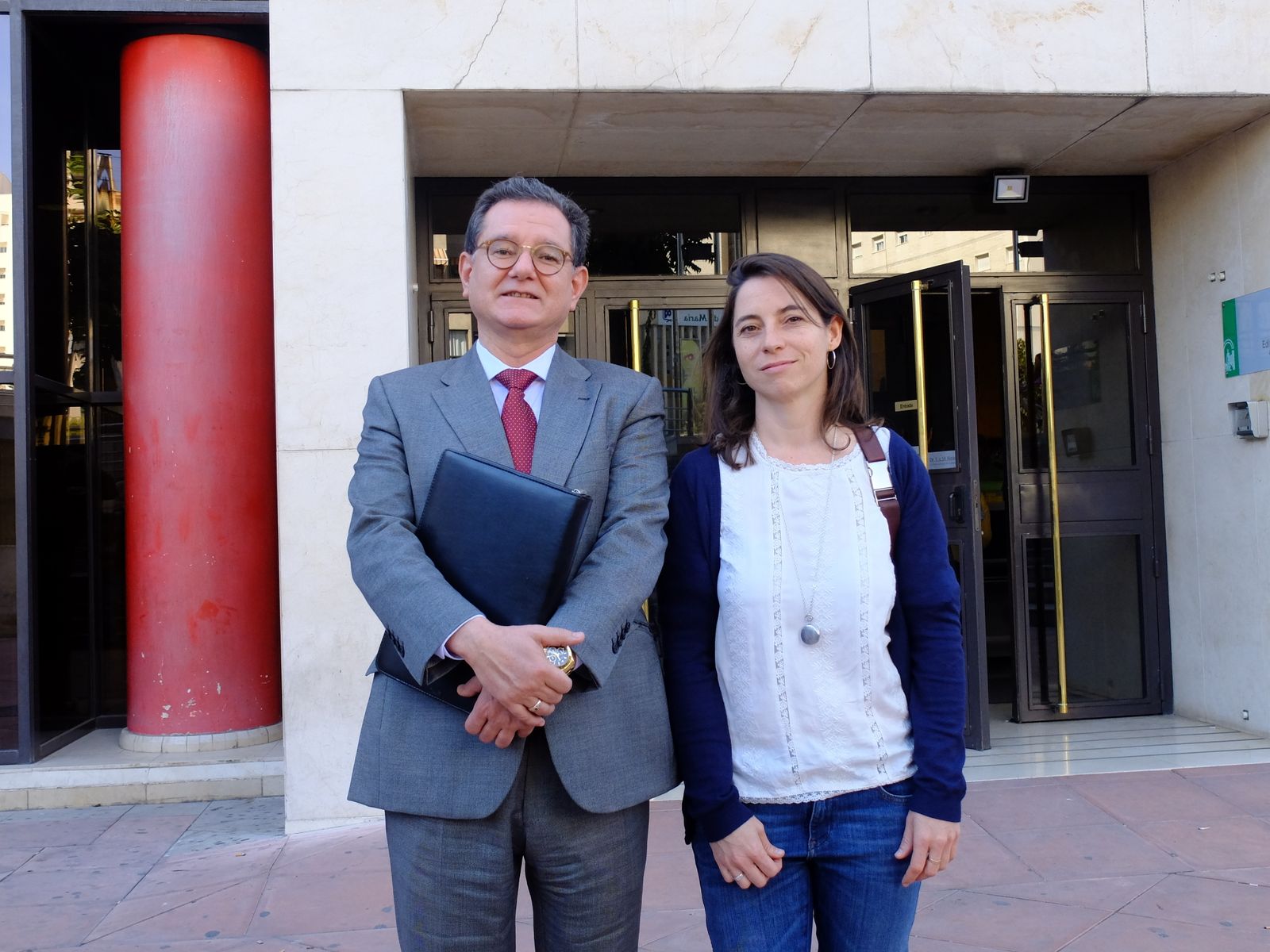 Marta Gutiérrez (Vamos Granada) junto al abogado Carlos Castresana