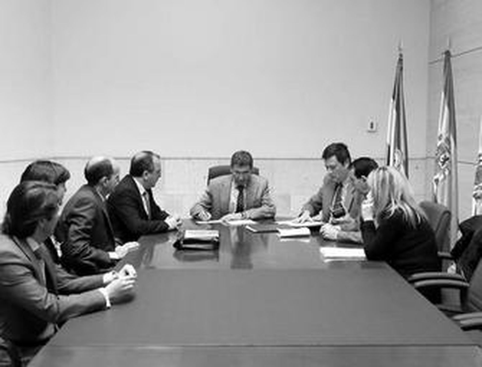 Imagen de la firma del acuerdo de pago con la empresa Clece.