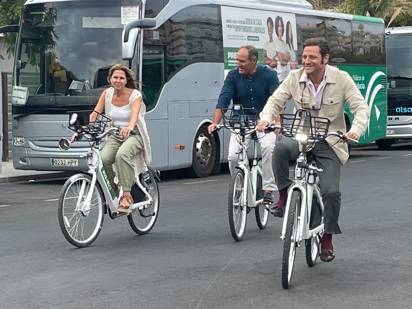 El concejal de Ciudad Activa, en el centro, usando el servicio bus-bici del Consorcio Metropolitano.