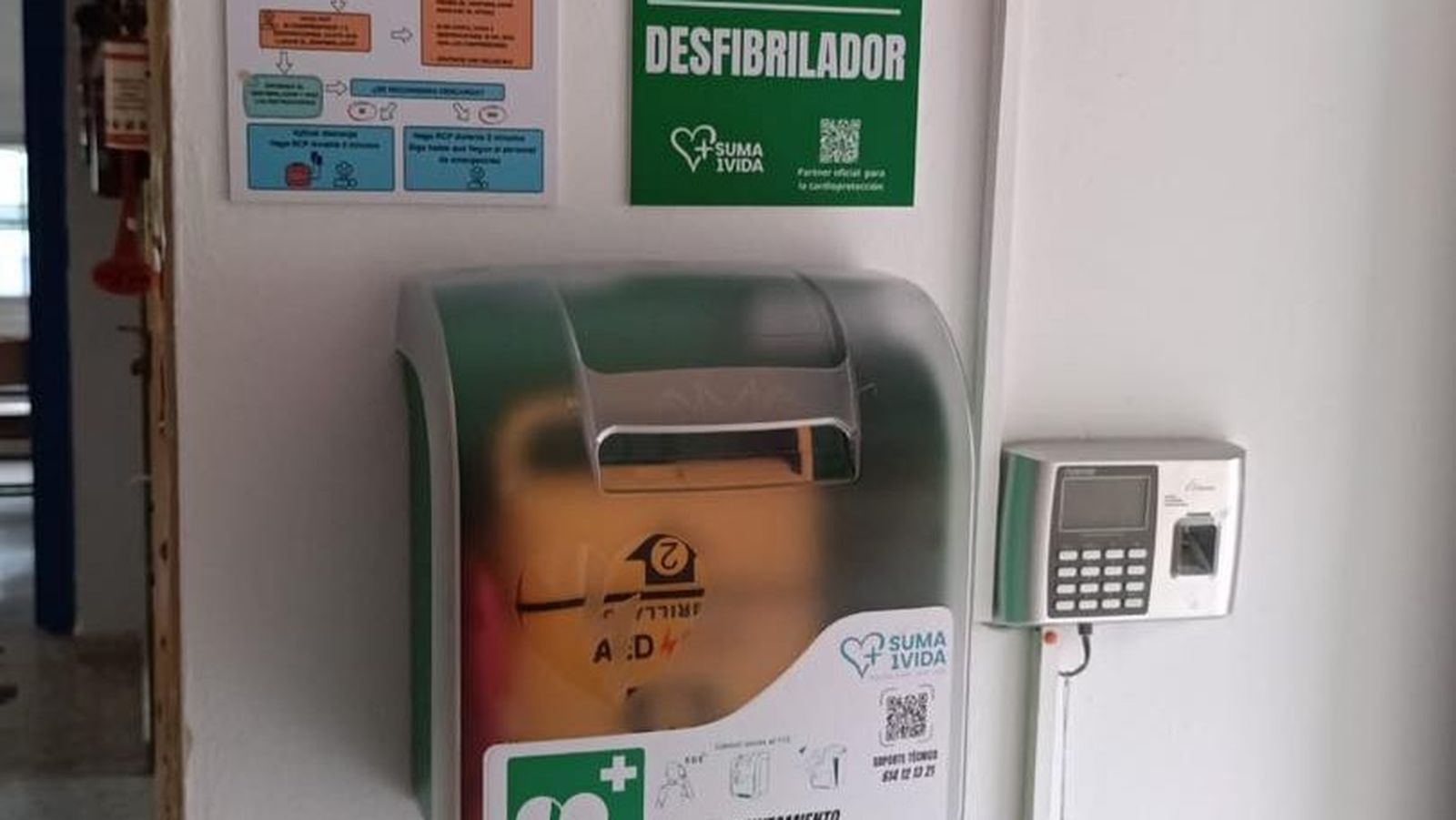 Uno de los desfibriladores instalados por el Ayuntamiento en Vejer
