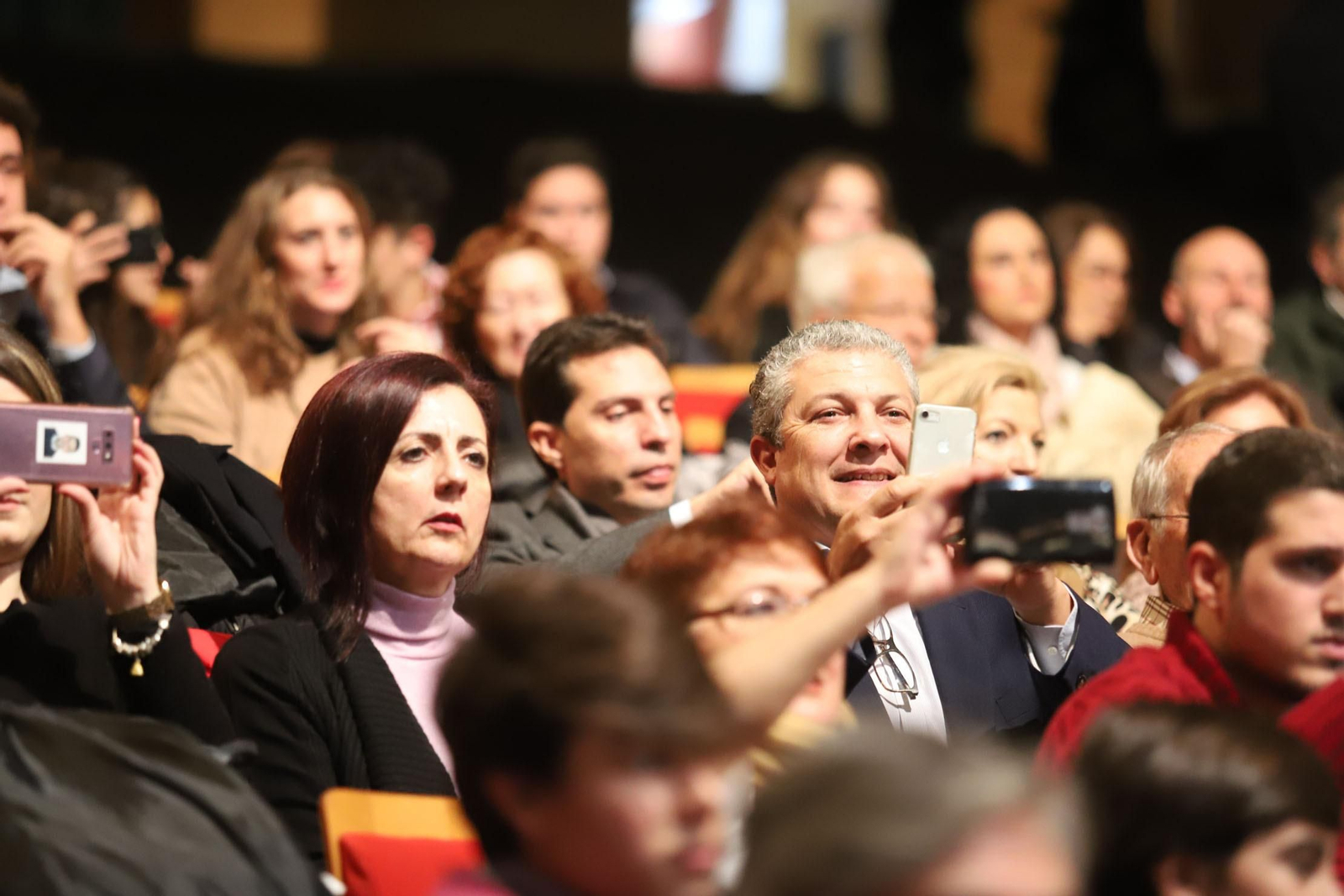 Imágenes del acto de entrega de insignias a los colegiados que cumplen 25 y 50 años en el Ilustre Colegio de Abogados de Huelva.