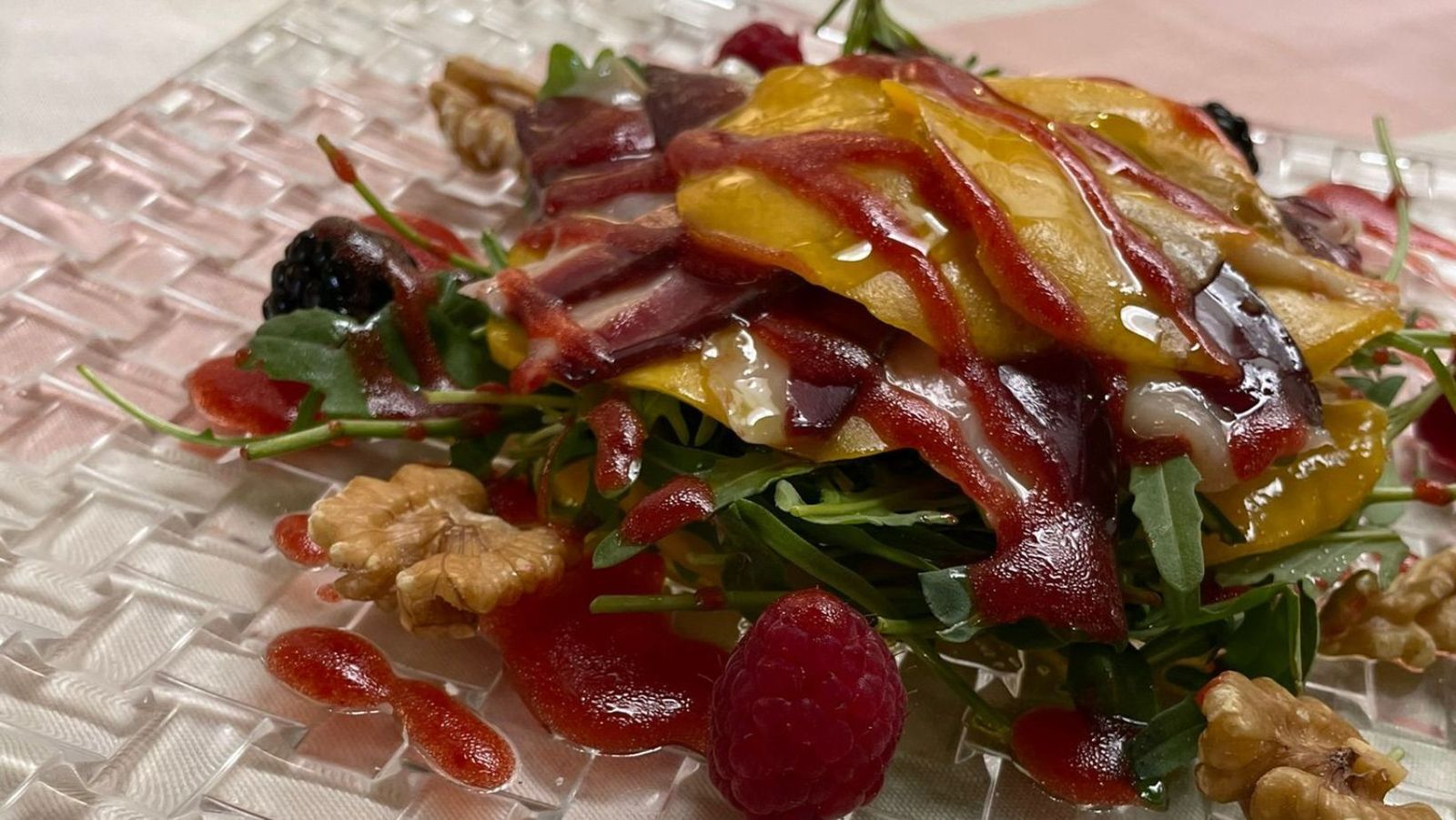 Ensalada de jamón de pato, rúcula y mango de la Axarquia malagueña, con una vinagreta de frutos rojos de Huelva