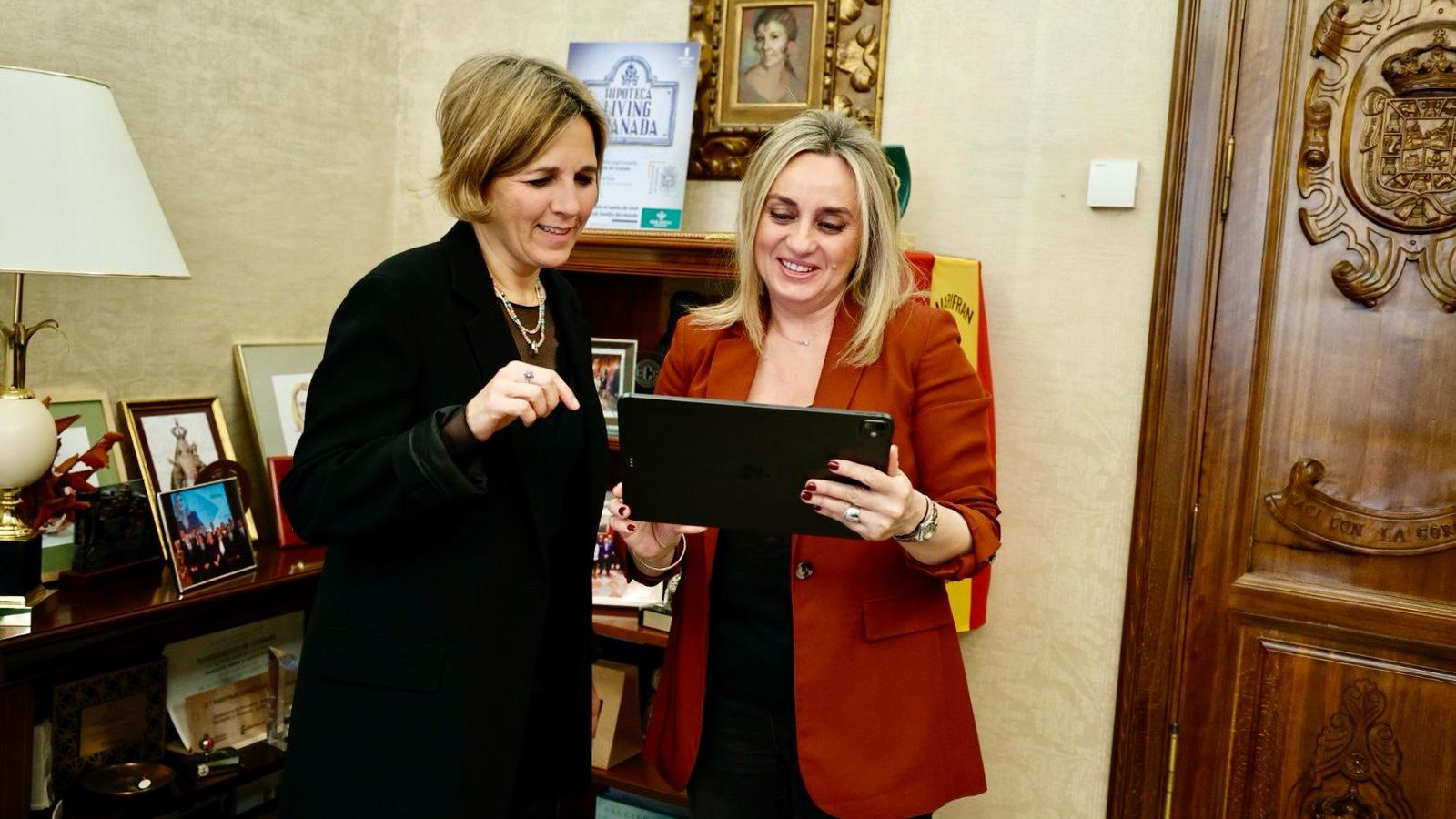 La alcaldesa, Marifrán Carazo, junto a la concejal Ana Agudo