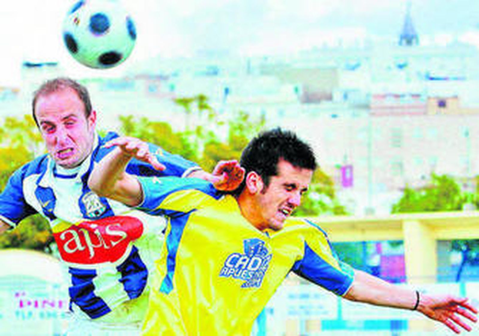Bello (d), durante su etapa como futbolista del Cádiz B.