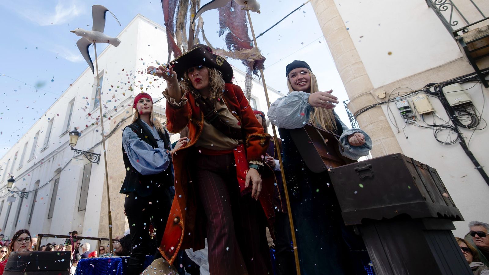 Papelillos y serpentinas se han adueñado del centro de El Puerto. Papelillos y serpentinas se han adueñado del centro de El Puerto.