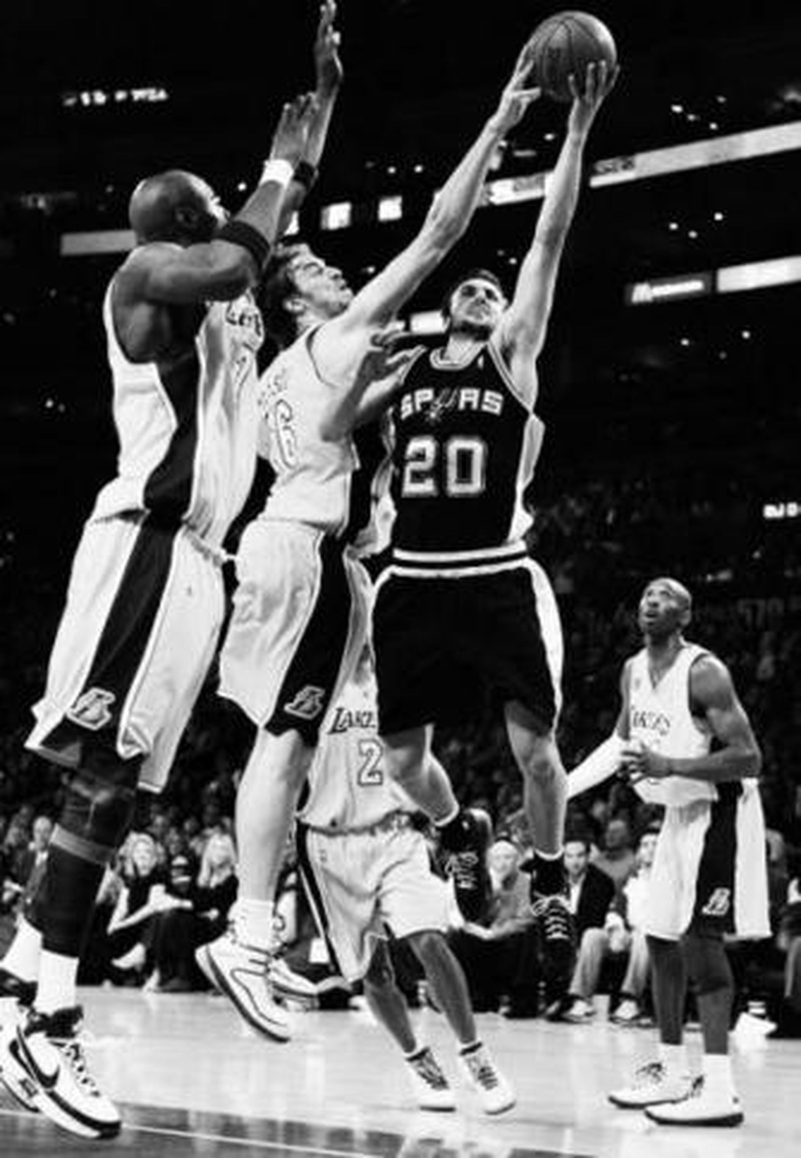 Pau Gasol coloca un tapón al argentino Manu Ginóbili.