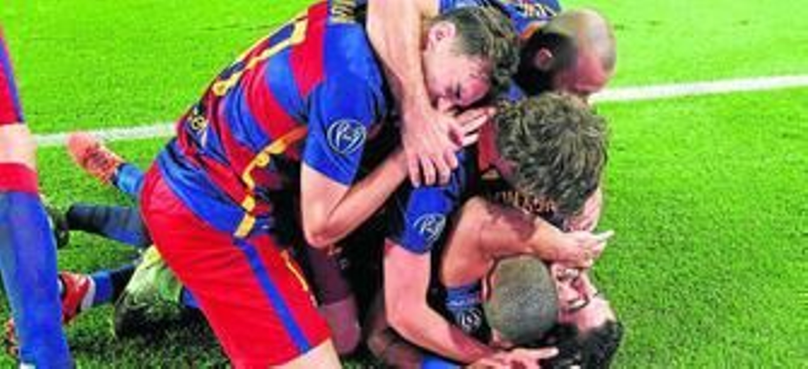 Los jugadores del Barcelona se abrazan a Luis Suárez después de que el uruguayo anotara el segundo tanto frente al Leverkusen.