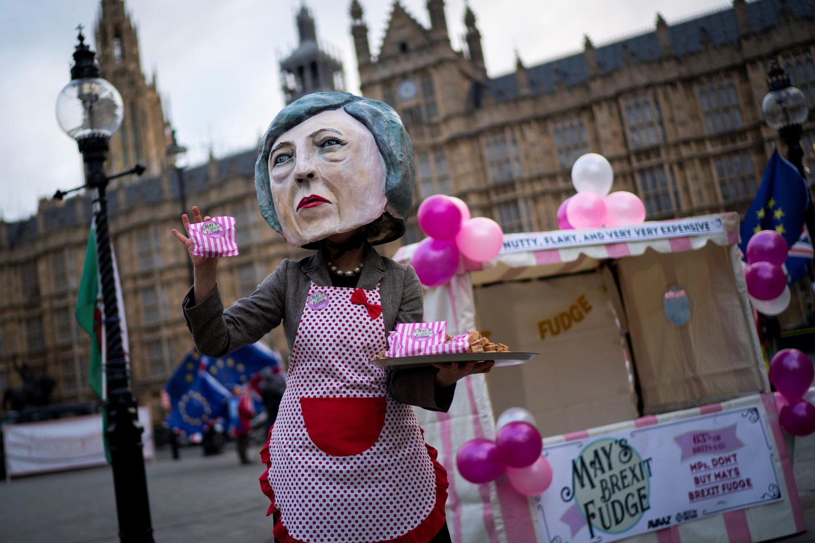 Una activista disfrazada de Theresa May protesta a las puertas del Parlamento británico.