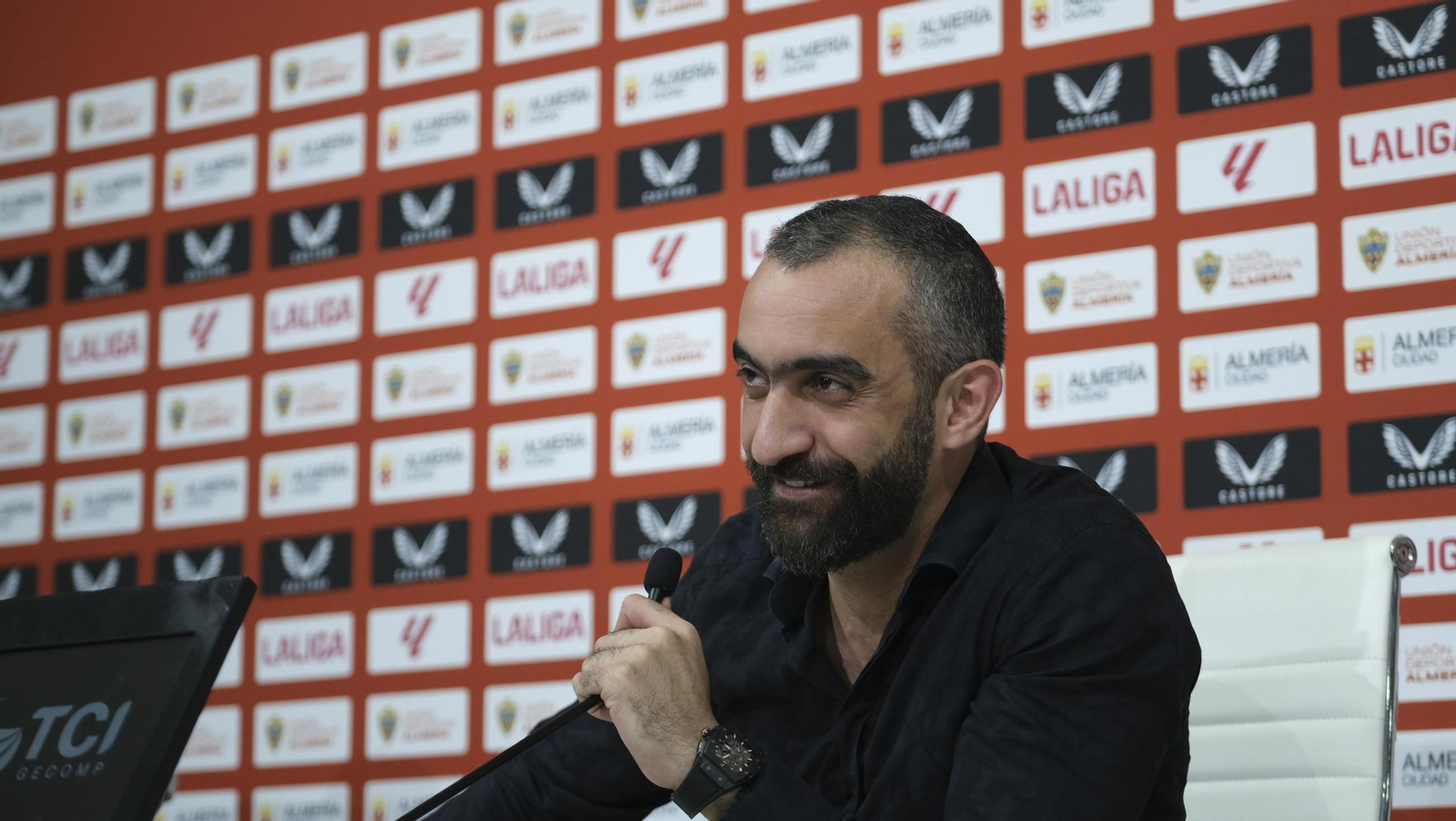 Mohamed El Assy, CEO de la U.D. Almería, en rueda de prensa, en imágenes