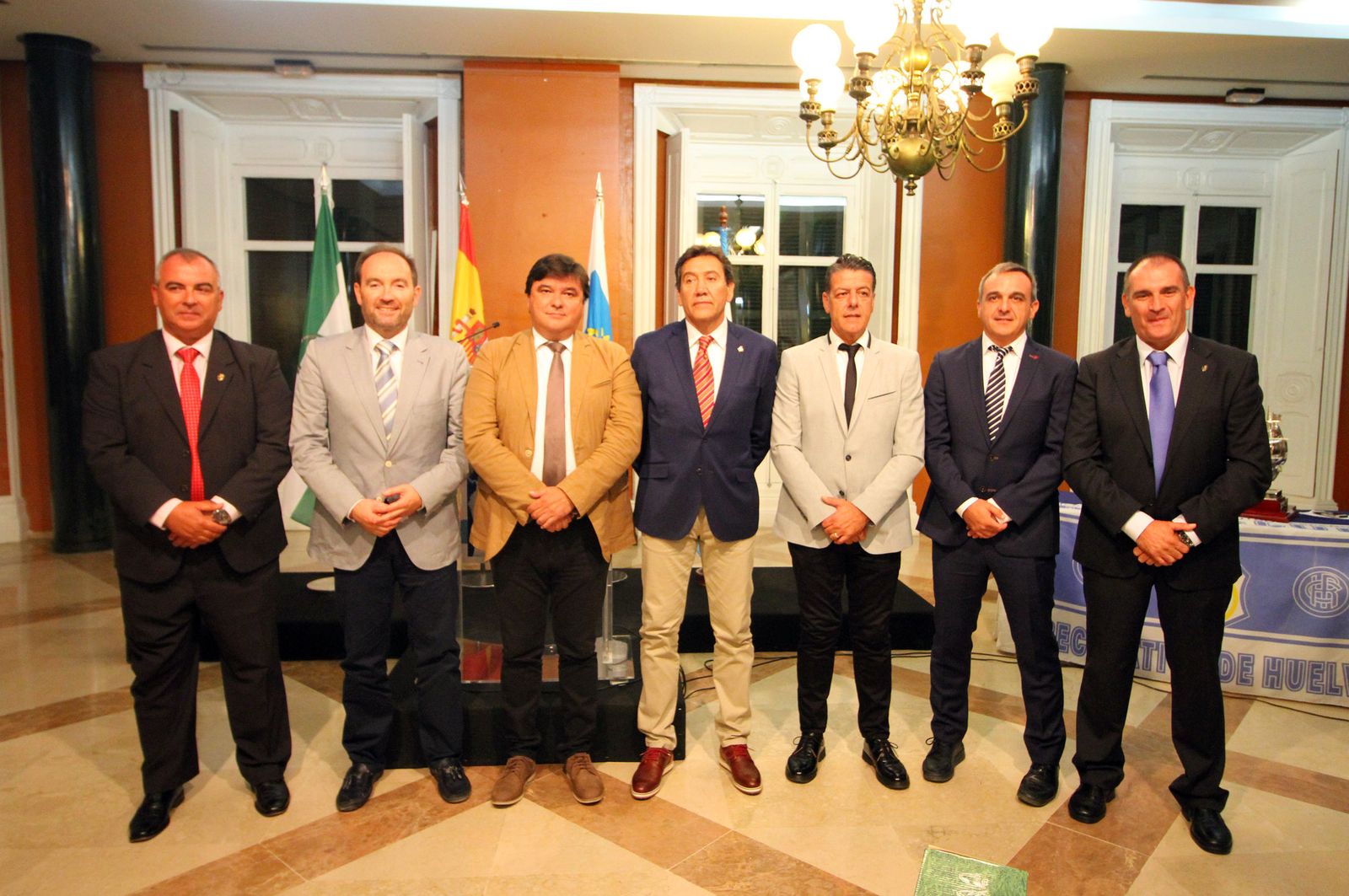 Ilusión. El trofeo sigue vivo, como quedó patente ayer en el pregón que tuvo lugar ayer en la Casa Colón. En la foto de arriba, José Antonio Fernández, José Fernández, Gabriel Cruz, Manolo Zambrano, Manolo Camacho, Narciso Rojas y Nardy Lafuente. Recreativo y Getafe se enfrentan hoy (20:30) en la 53 edición.