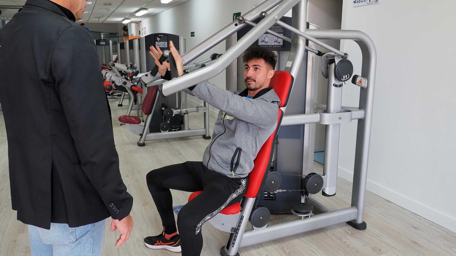 Visita a la sala de cardio del centro deportivo fronterizo