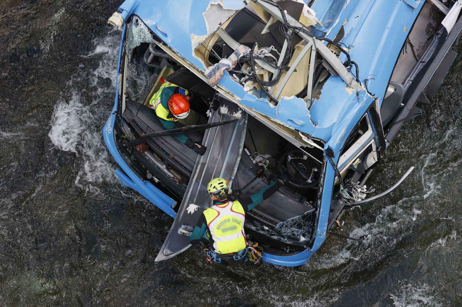 Impactantes imágenes: así quedó el autobús de Pontevedra tras caer al río