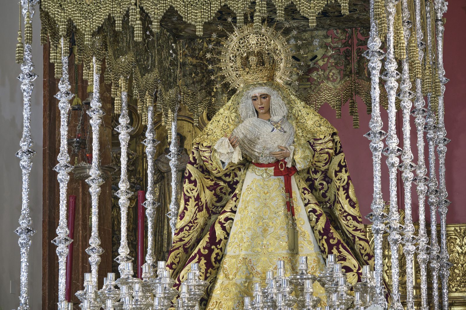 La Esperanza de Triana amanece subida en su palio, con el manto morado a estrenar en la Madrugá