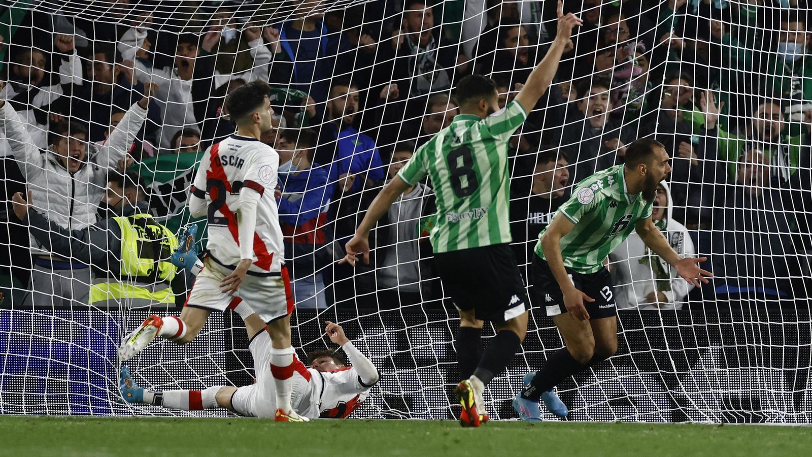 Borja Iglesias marca el gol del Betis.