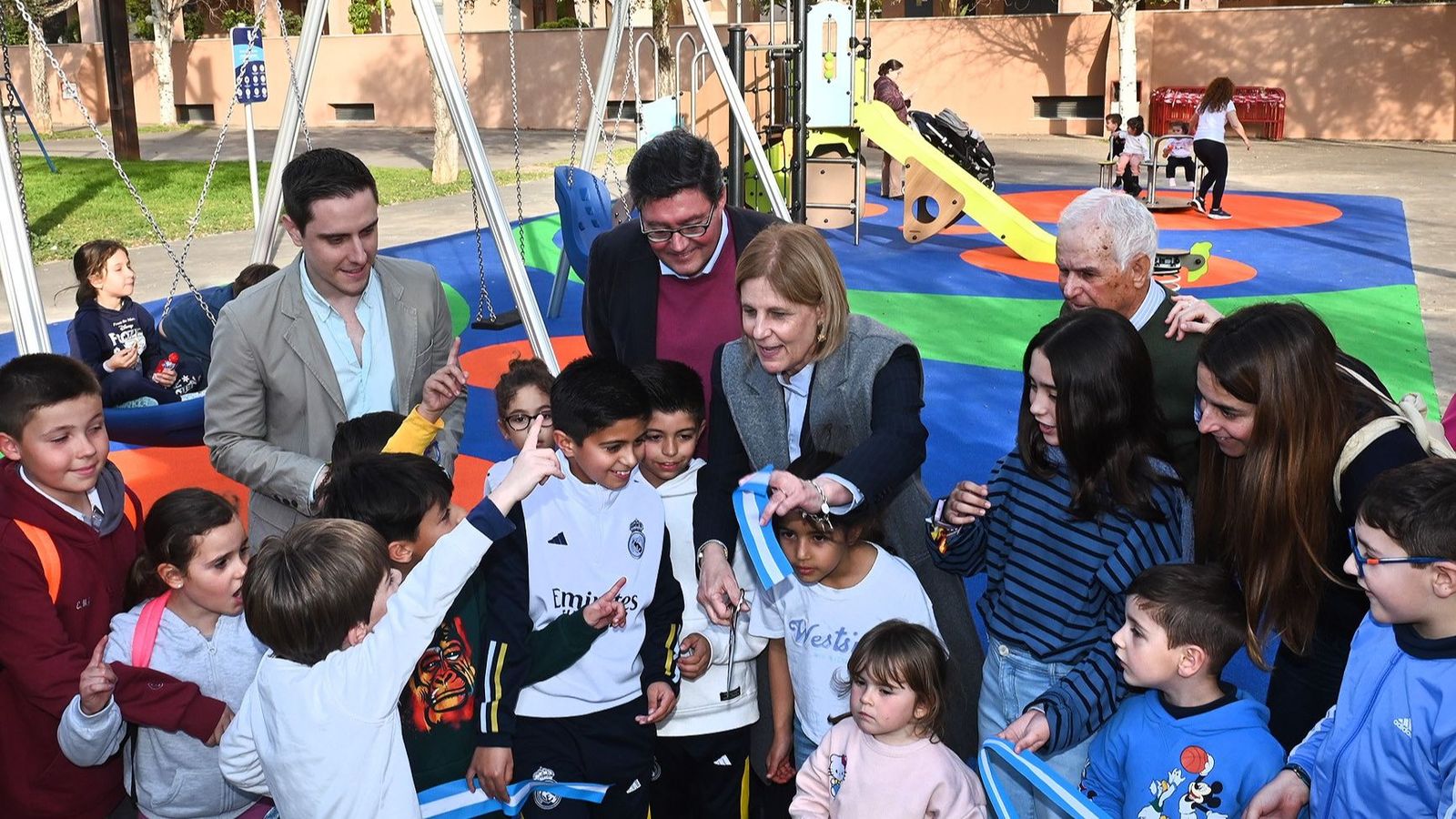 Inauguración del nuevo parque infantil en Refurbis.