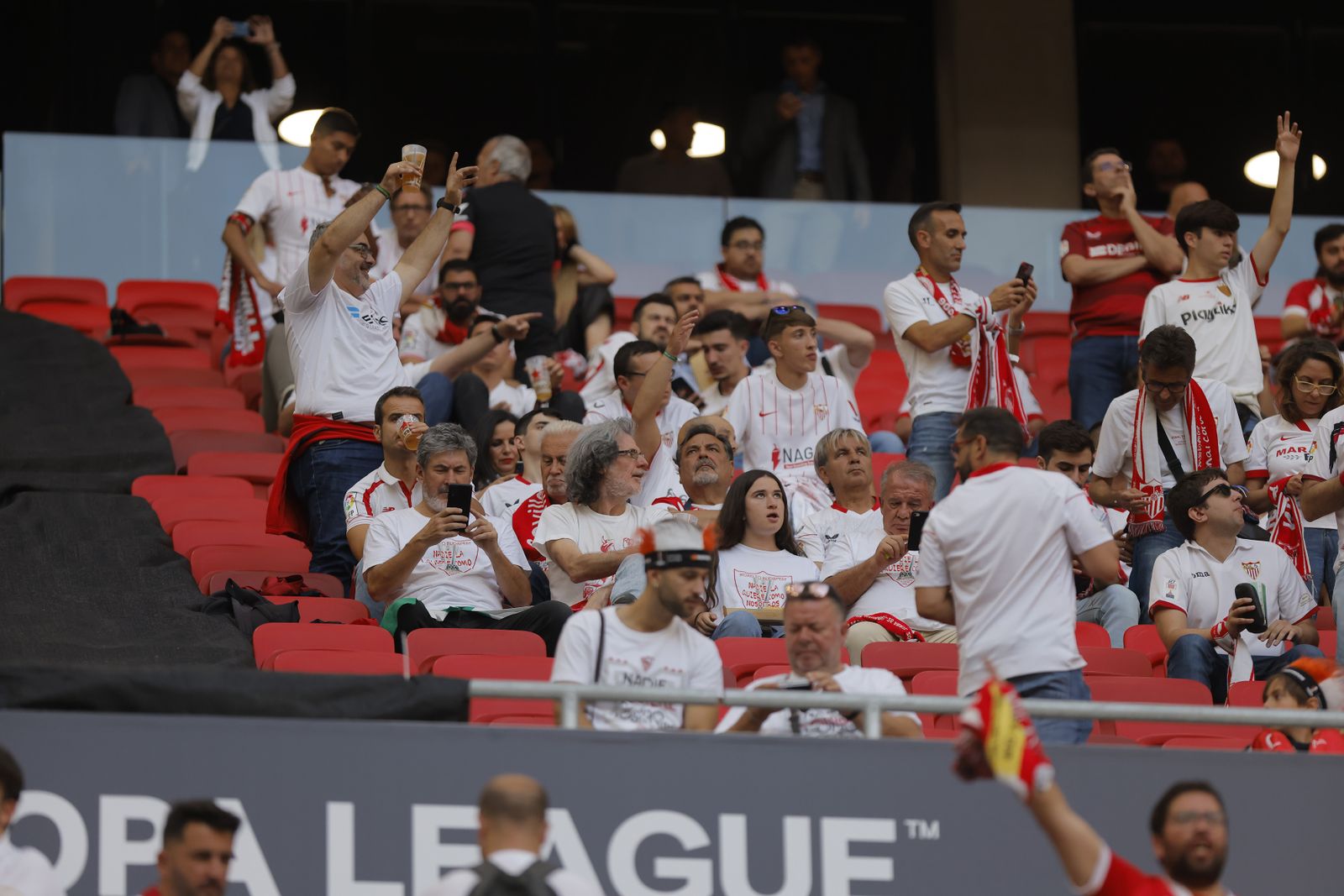 Búscate en las fotos del Sevilla-Roma