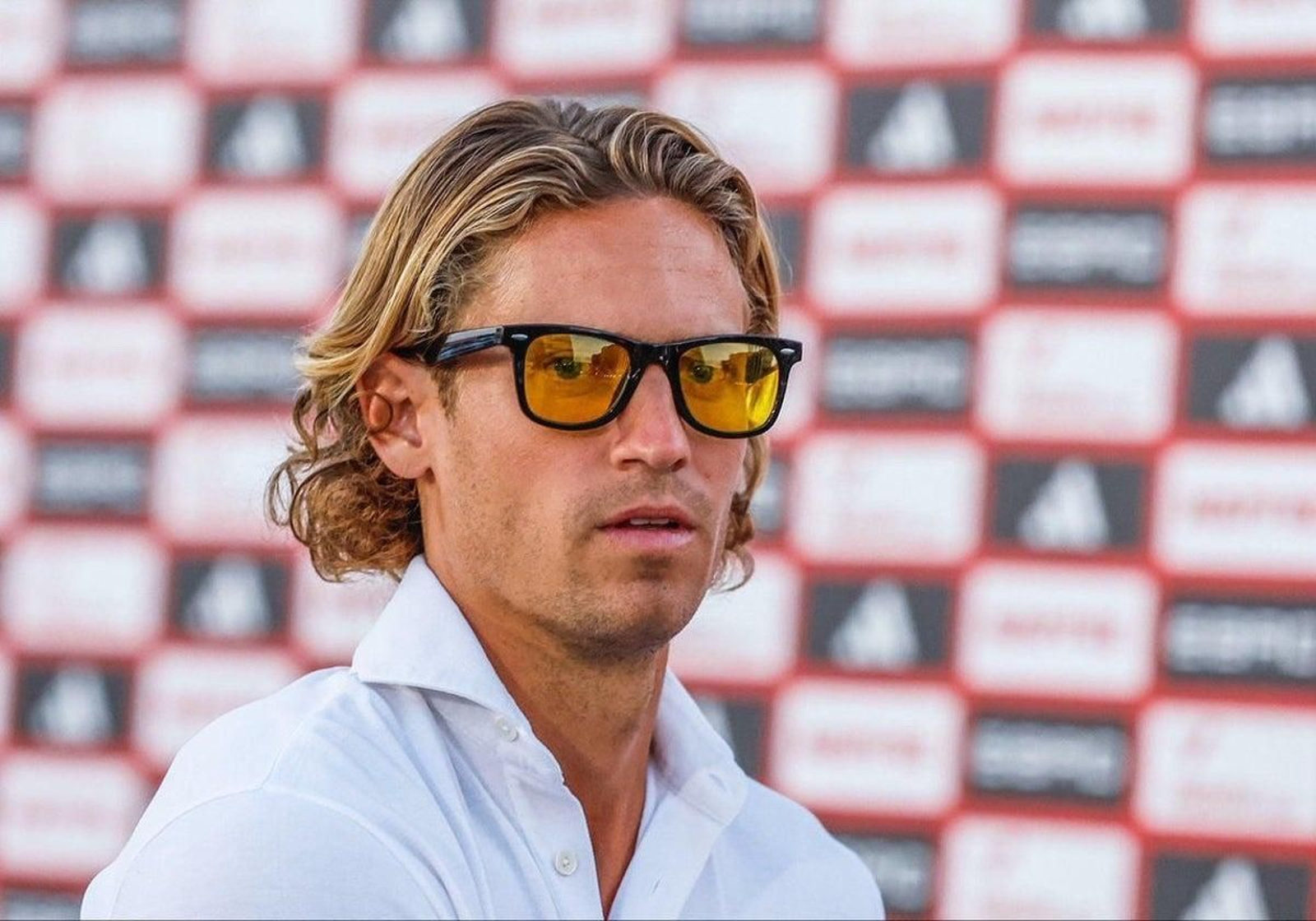 Marcos Llorente con gafas de cristal amarillo