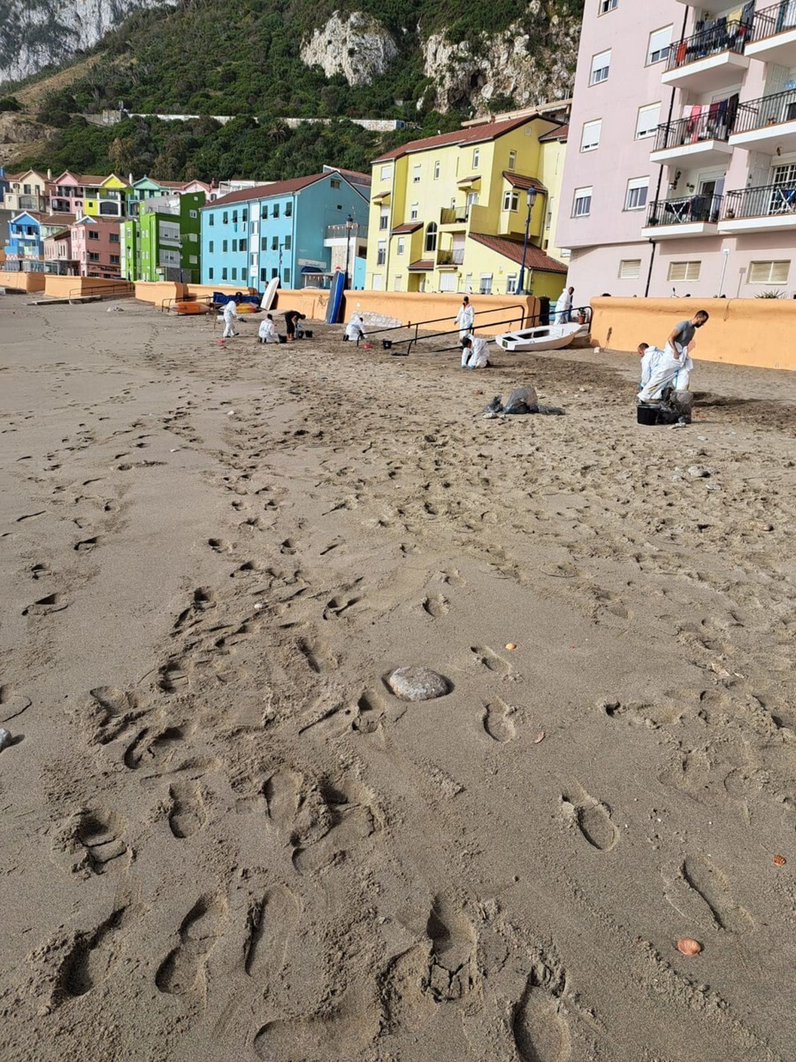Limpieza de las playas en Gibraltar, este jueves.