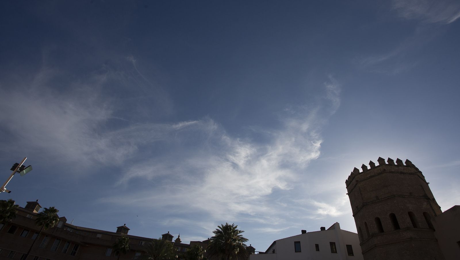 Contraluz de la Torre de la Plata recortada en el cielo de la tarde de ayer.