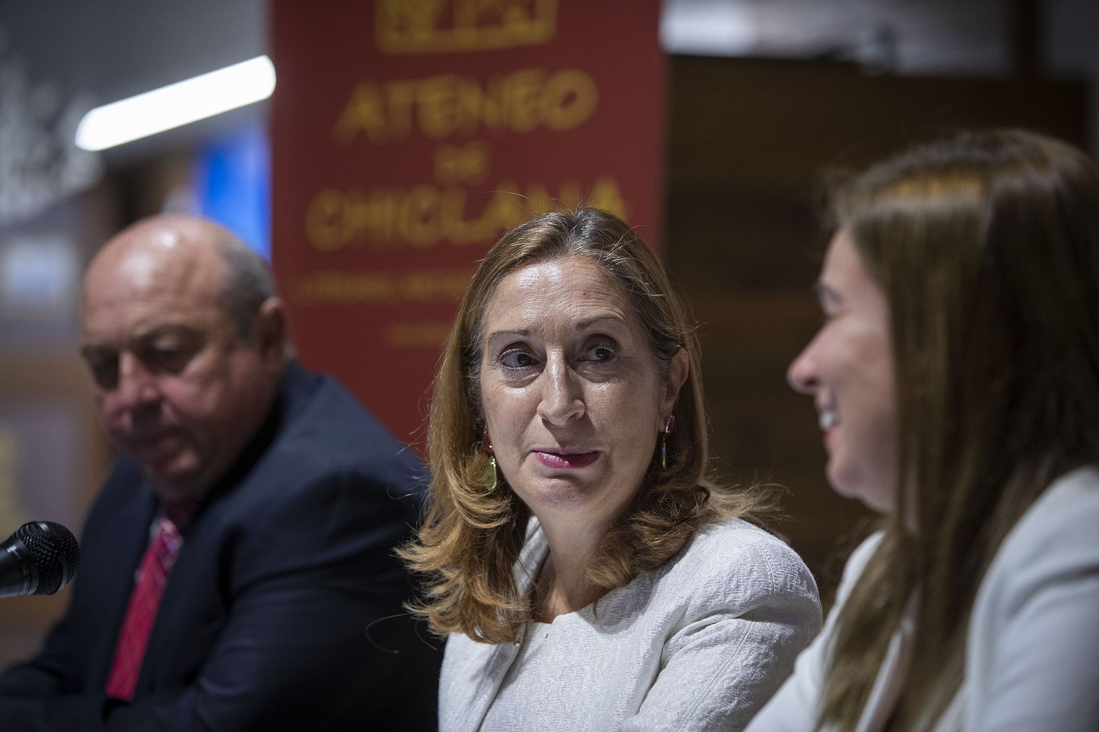 Ana Pastor junto a Teresa Ruiz-Sillero y el presidente del Ateneo de Chiclana, Francisco Fernández.