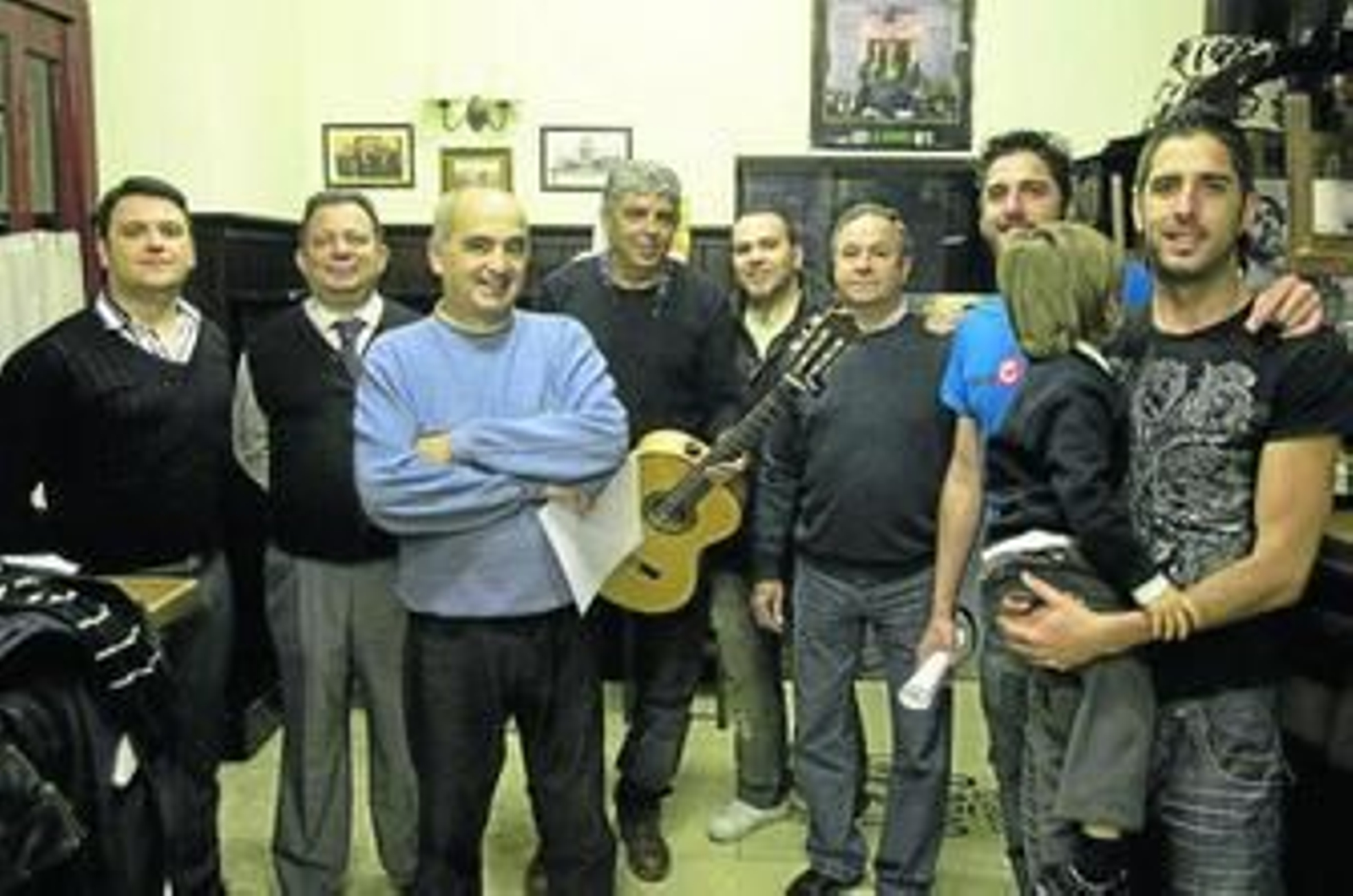 Luis Ripoll en el bar El Cañón junto a parte del grupo con el que ensaya su antología.