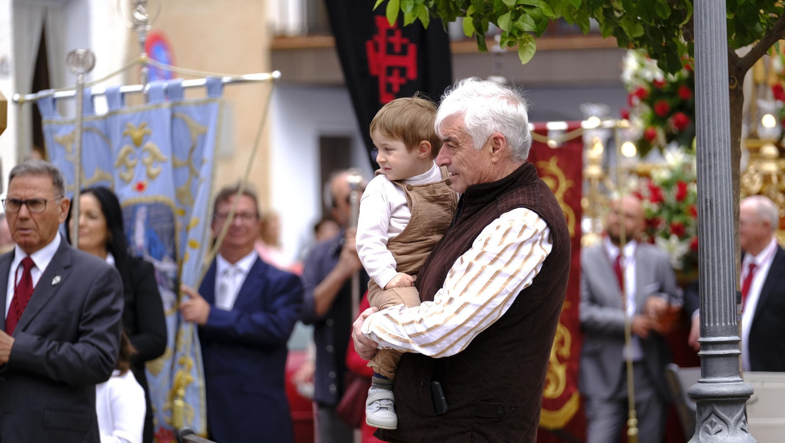 Imágenes de la procesión y paella solidaria en las Fiestas de Abla