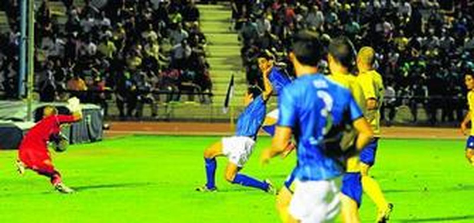 Aulestia salvó al Cádiz de la derrota con este paradón tras remate de Pedro Carrión en el tiempo de prolongación.