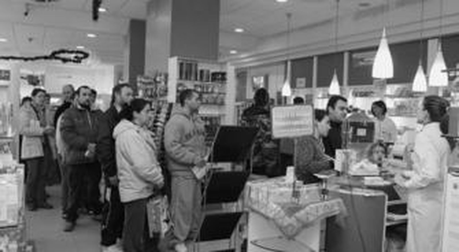 Imagen de la Parafarmacia Santamaría, en Parque Almunia, donde ayer hubo hasta colas, principalmente para comprar antigripales y anticatarrales.