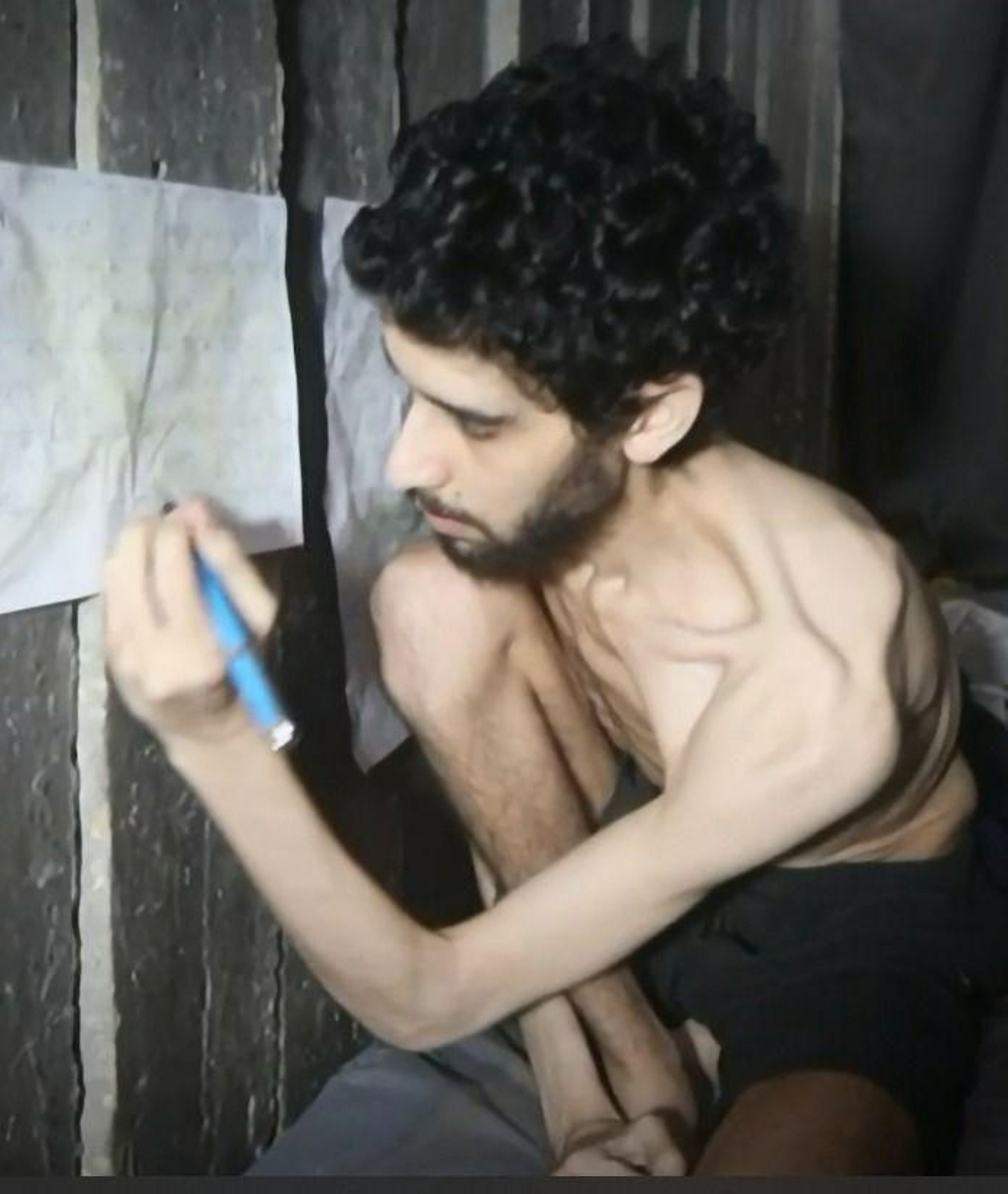 Imagen difundida por Hamas del rehén israelí Evyatar David, extremadamente delgado.