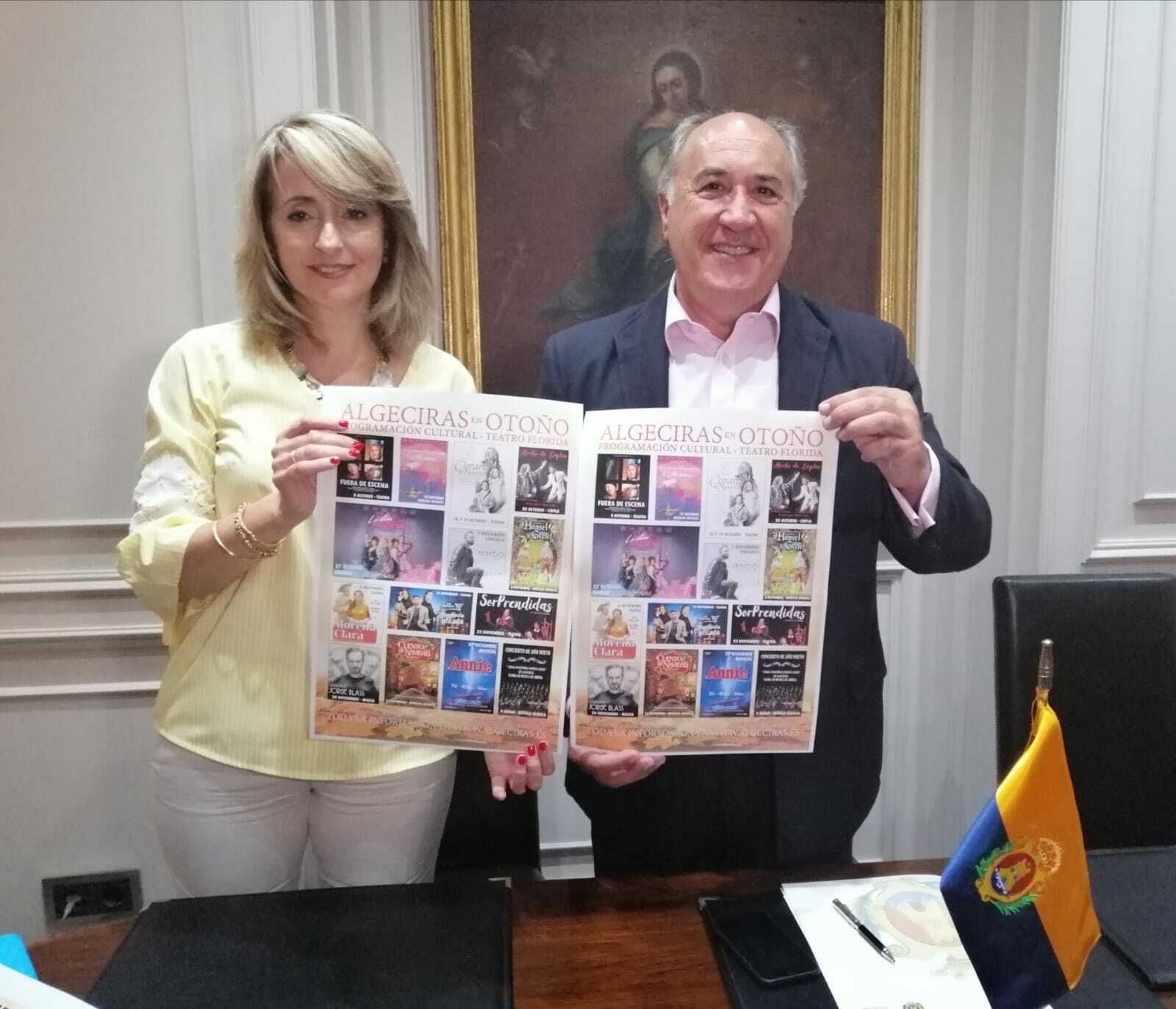 El alcalde y la edil con el cartel anunciador
