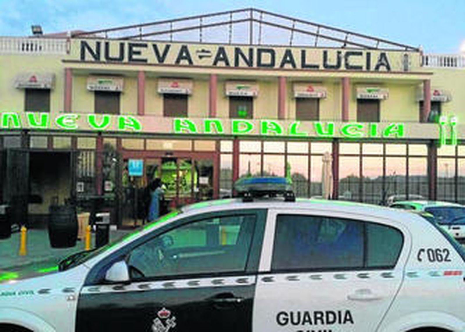 Un patrullero de la Guardia Civil, en la venta en la que ocurrieron los hechos.