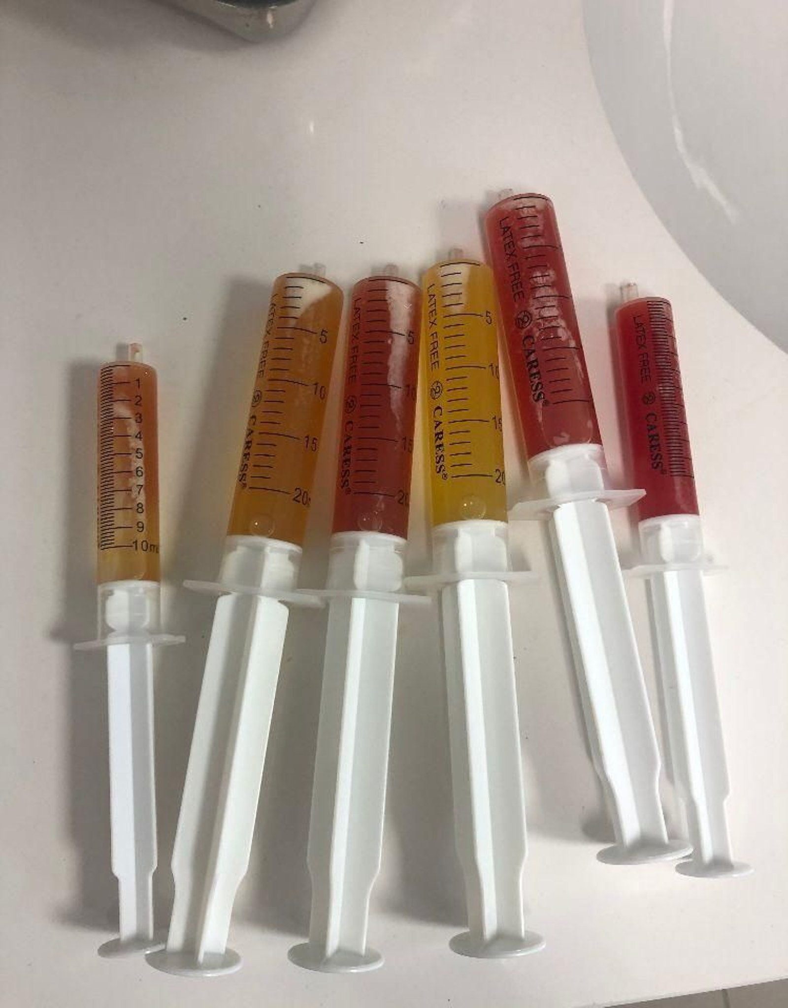 Jeringuillas con líquido sinovial y sangre