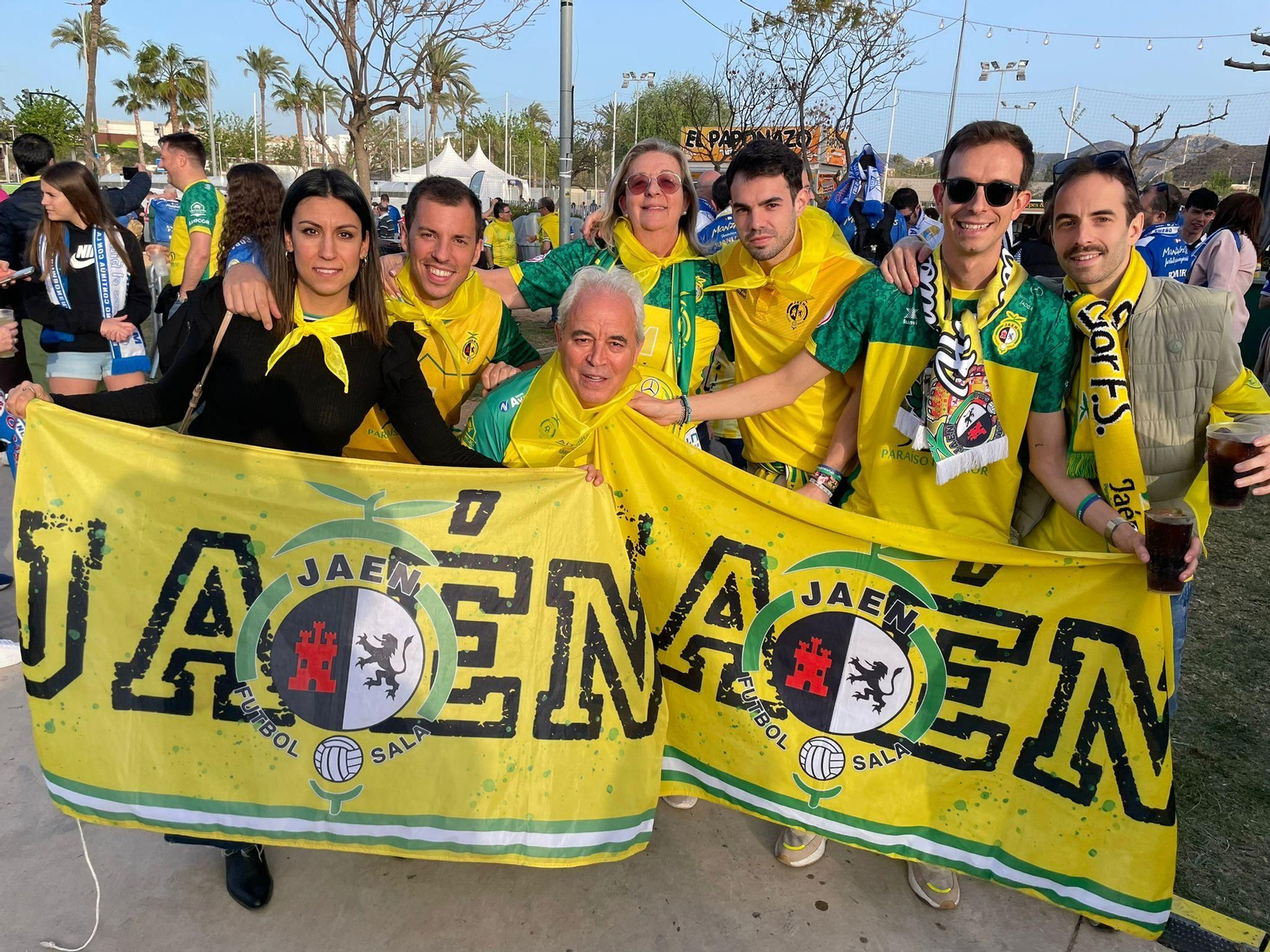 Fotogalería | La afición del Jaén Paraíso Interior FS tiñe Cartagena de amarillo
