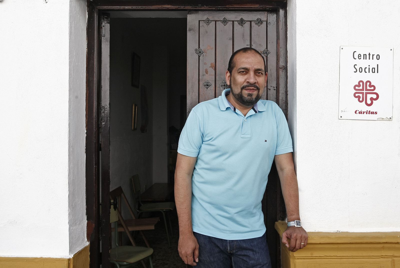 El párroco, Yelman  Bustamante , en la sede de Cáritas de Los Barrios