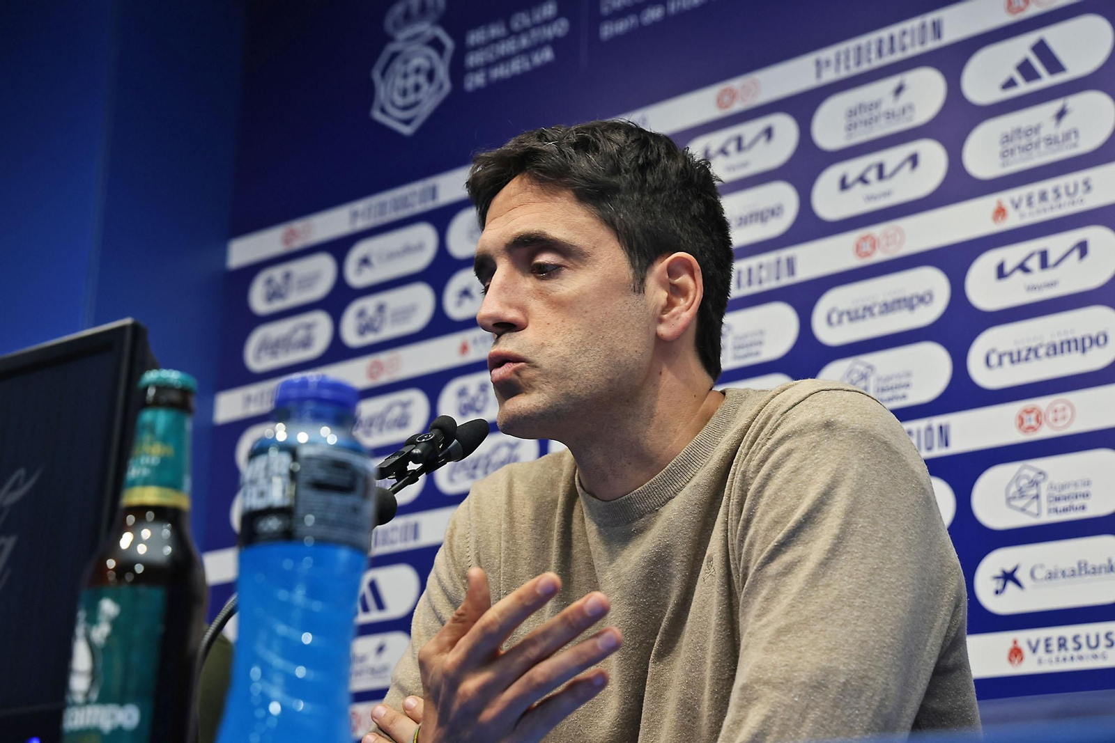 Imágenes de la Presentación de Íñigo Vélez como nuevo entrenador del Recreativo de Huelva