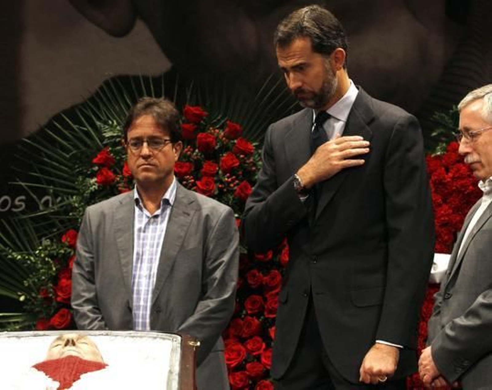 El Príncipe Felipe en la capilla ardiente del líder sindical. 

Foto: EFE