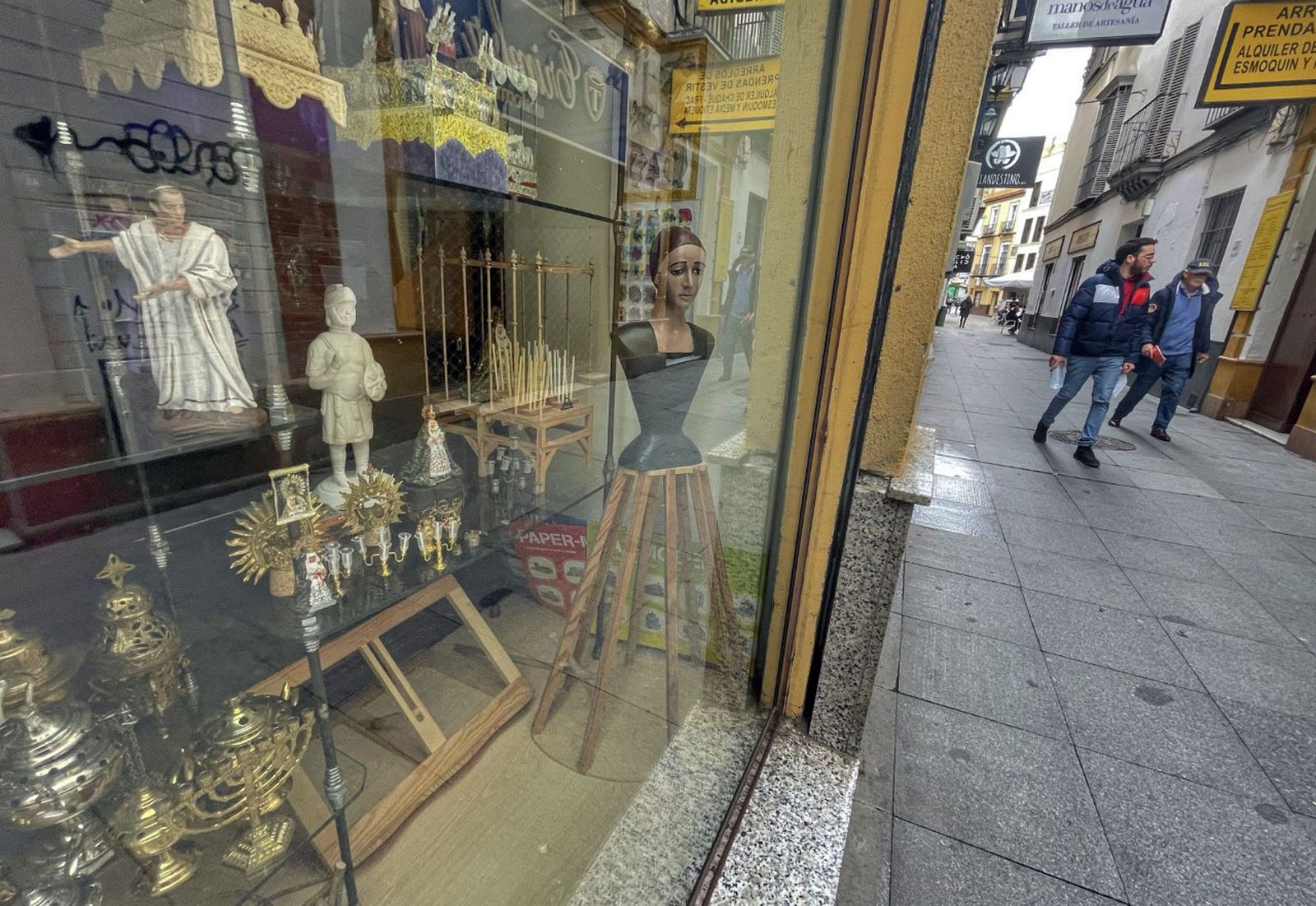 Escaparate de una tienda con artículos cofradieros.