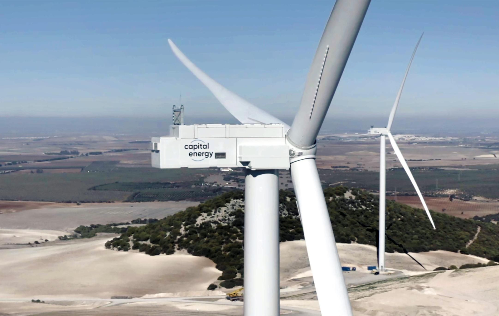 Imagen de los molinos instalados por Capital Energy en Lebrija y que están pedientes de autorizaciones para poder generar electricidad limpia.