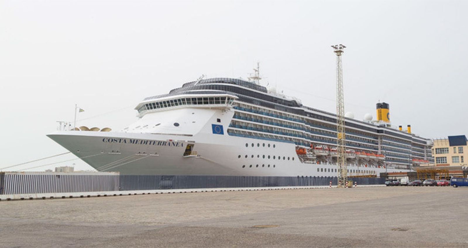 El crucero 'Costa Mediterránea' atracado en el puerto de Cádiz.
