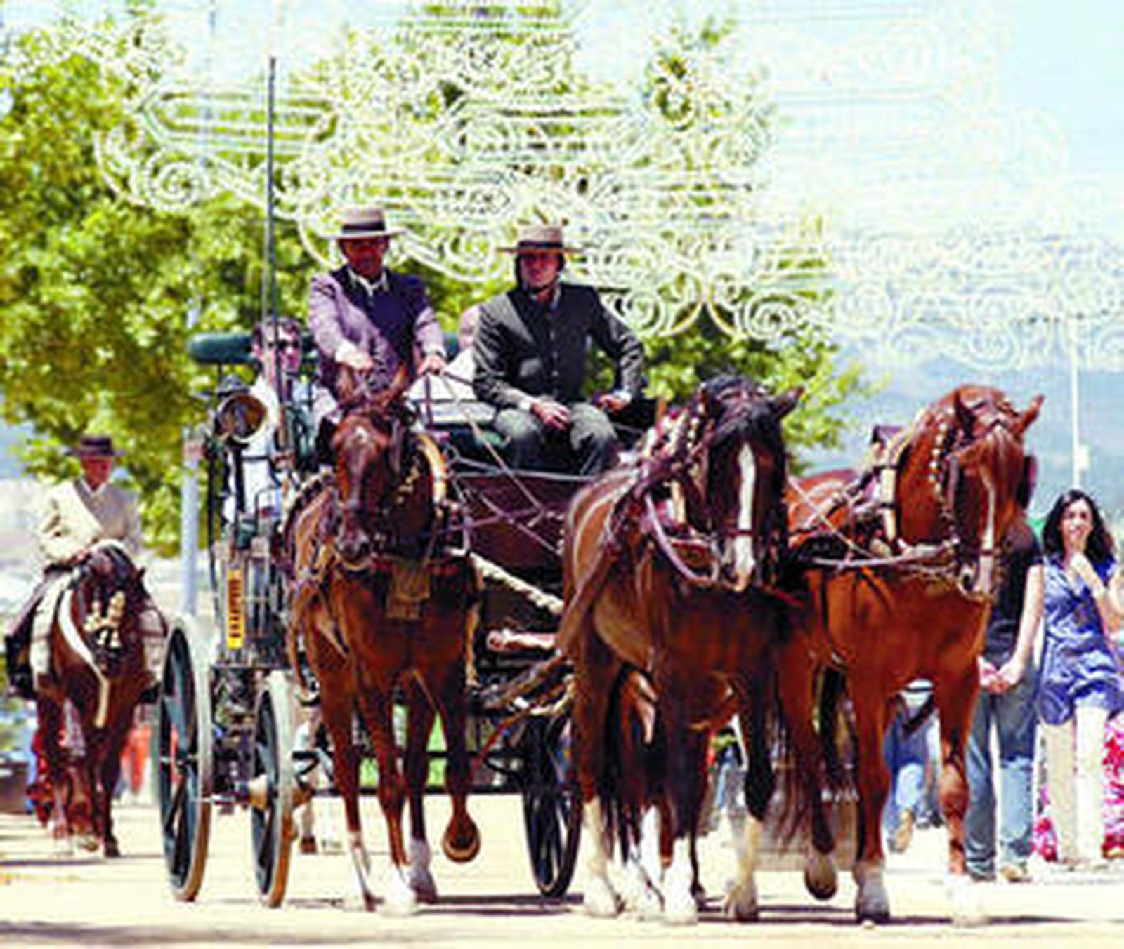 Elegancia a caballo por las calles de El Arenal