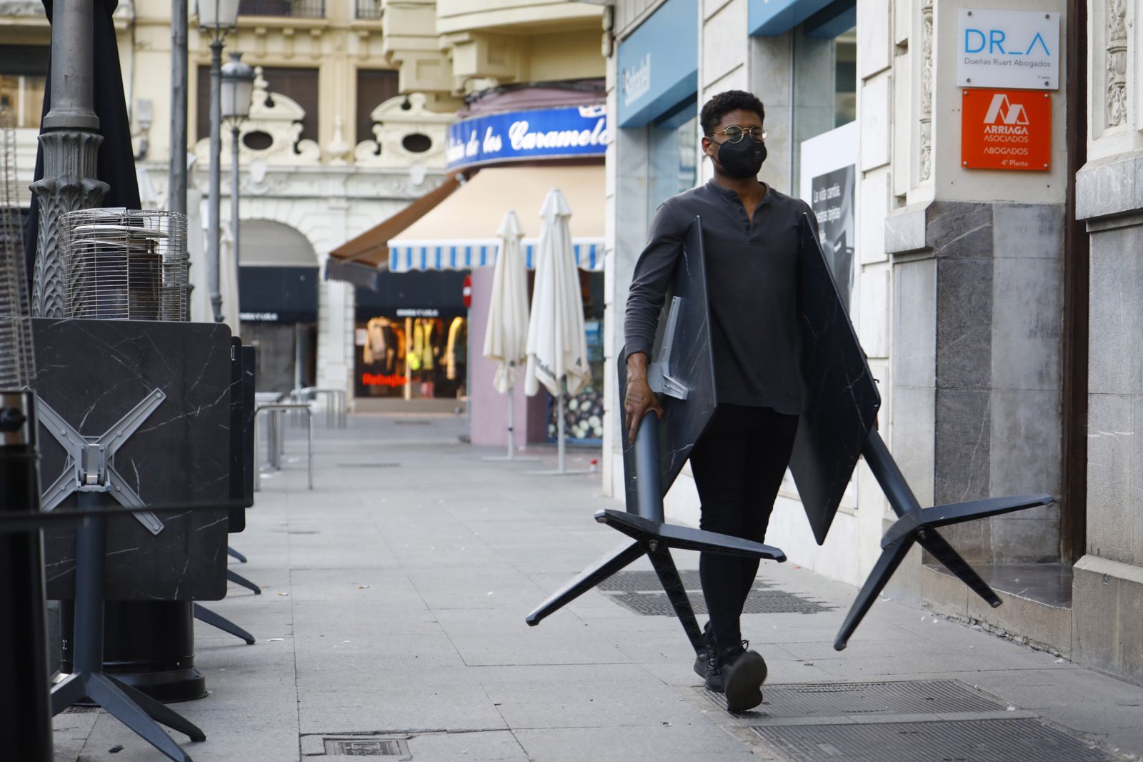 Un camarero recoge un establecimiento a la hora de cerrar
